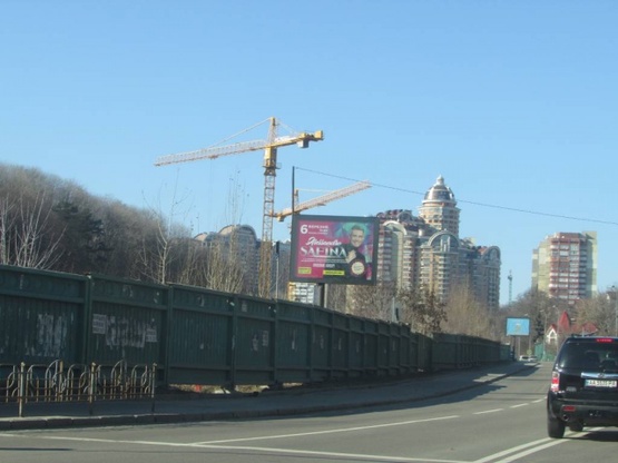 Фото рекламної площини за адресою Старонаводницька / Лаврська , навпроти АЗС "ВОГ" (світлофор)