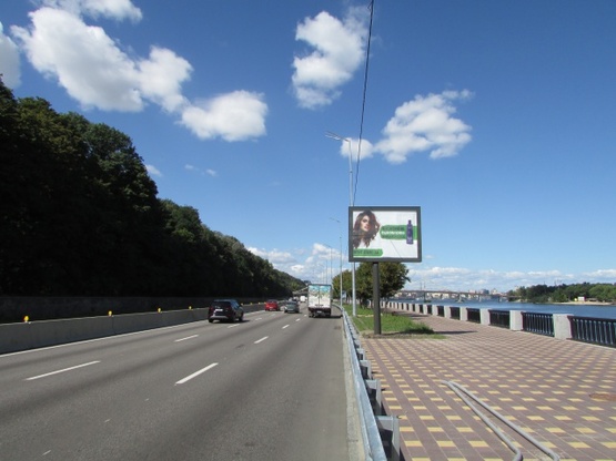 Фото рекламной плоскости по адресу Набережне шосе (2),(за 800 метрів до Паркового мосту по ходу від мосту Метро)