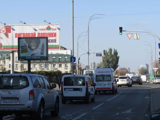 Фото рекламной плоскости по адресу Межигірська / Набережно-Лугова, світлофор (рух із центру)