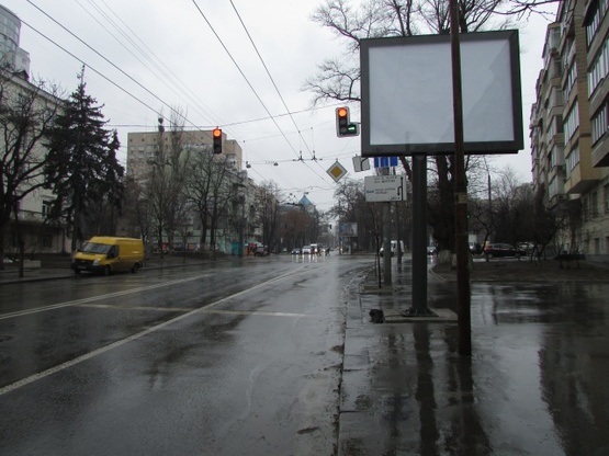 Фото рекламной плоскости по адресу Юрія Іллєнка (Мельникова), 18 / Герцена (світлофор)