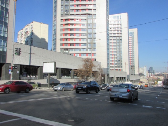 Фото рекламной плоскости по адресу Липківскього Василя (Урицького), 16-А на світлофорі