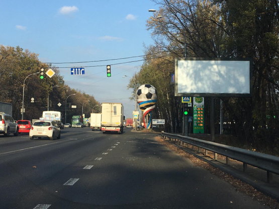 Фото рекламної площини за адресою Глушкова Академіка проспект, 42 (світлофор на в'їзд до Киева)