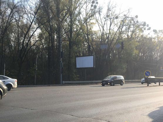 Фото рекламной плоскости по адресу Глушкова Академіка проспект, 42 (світлофор на виїзд з Киева), ліворуч