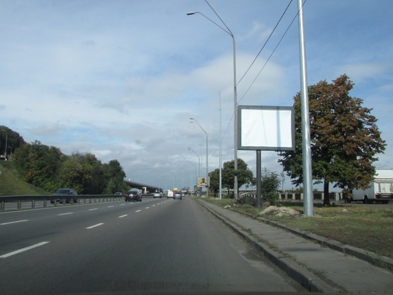 Фото рекламной плоскости по адресу Набережне шосе (після 500 метрів від Наводницького парку) по ходу до мосту Метро