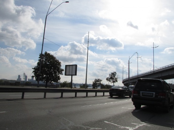 Фото рекламной плоскости по адресу Набережне шосе (за 500 метрів до Наводницького парку) по ходу від мосту Метро