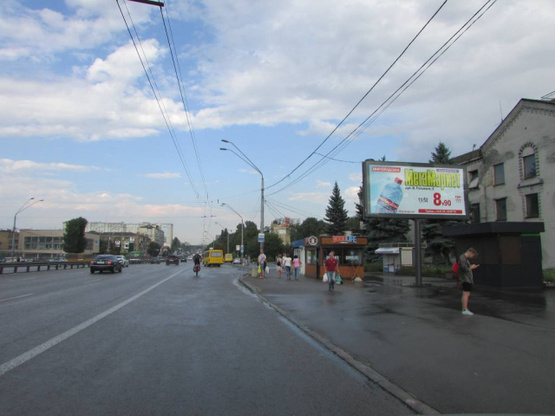 Фото рекламной плоскости по адресу Перемоги проспект, 83/2, вихід ст.М"Святошин" , рух до центру міста