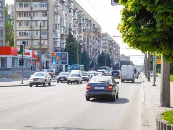 Фото рекламної площини за адресою вул. Січеславська Набережна – вул. Ливарна (у центр)/ул. Наб. Ленина – ул. Литейная (в центр), Фестивальный причал,поток к ТЦ Мост Сити, Цирк