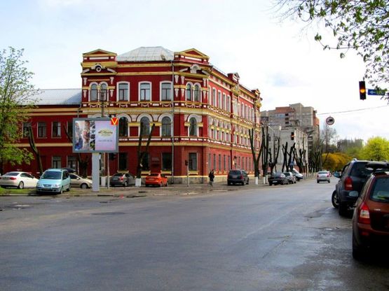 Фото рекламной плоскости по адресу вул. Князя Ярослава Мудрого - вул. Столярова /ул. Ленинградская - ул. Столярова, Аллея Влюбленных, поток движения к ТРК МОСТ-СИТИ, скролл 3,14х2,32