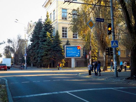 Фото рекламной плоскости по адресу пр-т. Д. Яворницького - вул. О. Гончара, роллер 4х3/пр. К. Маркса - ул. О. Гончара, роллер 4х3 Соборная площадь, Горный Университет, Исторический музей, рядом ТЦ Атриум