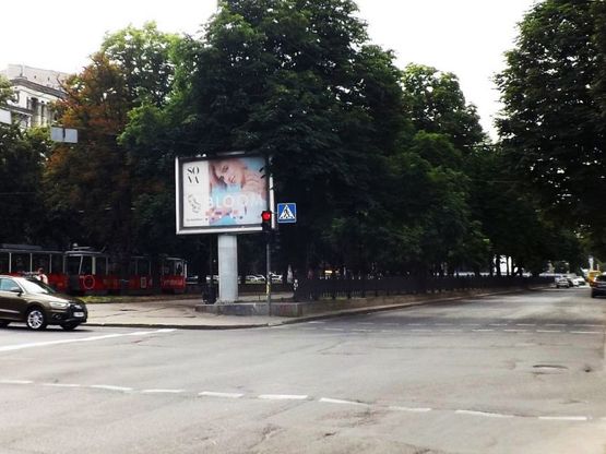 Фото рекламной плоскости по адресу пр.Д.Яворницького - вул.Січових стрільців (на алеї пр.Д.Яворницького)/пр.К.Маркса - ул.Артема (на алее проспекта К.Маркса) центр города, ТЦ Пассаж
