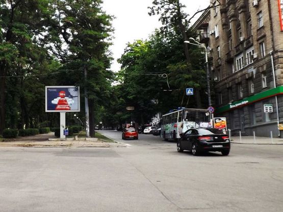 Фото рекламної площини за адресою пр.Д.Яворницького - вул.Гоголя/пр.К.Маркса - ул.Гоголя, центр города, Университет, бутики, фитнесс центр