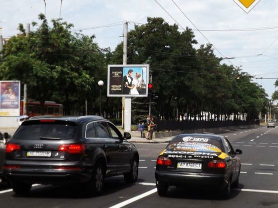 Фото рекламной плоскости по адресу пр.Д.Яворницького - вул.А.Фабра/пр.К.Маркса - ул.Серова, Оперный театр, центр города