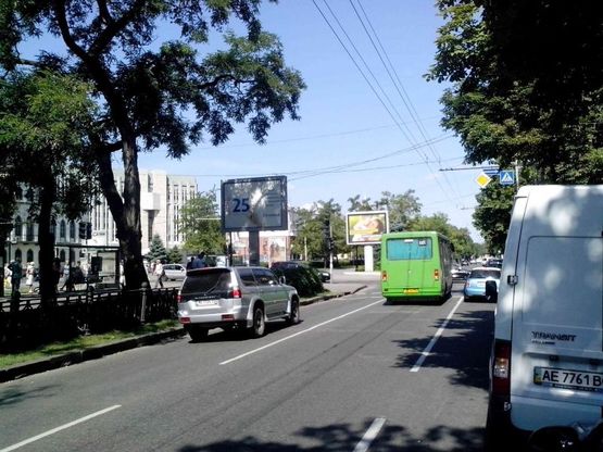 Фото рекламної площини за адресою пр.Д.Яворницького - 
вул.Воскресенська/пр. Карла Маркса - ул.Ленина центр города, поток движения в сторону Оперного театра