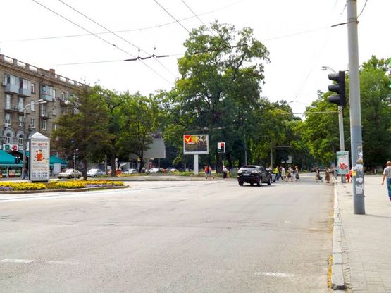 Фото рекламной плоскости по адресу пр-т. Пушкіна - пр.-т О. Поля, " Квітковий ринок", роллер 3,14х2,32/пр. Пушкина - пр. Кирова, " Цветочный рынок", роллер 3,14х2,32, центр города