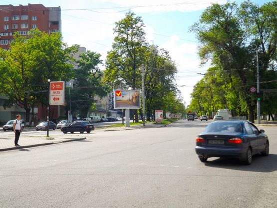 Фото рекламної площини за адресою пр-т. Пушкіна - вул. Андрія Фабра, бульвар Кучеревського, роллер 4х3/пр. Пушкина - ул. Серова, бульвар Кучеревского, роллер 4х3