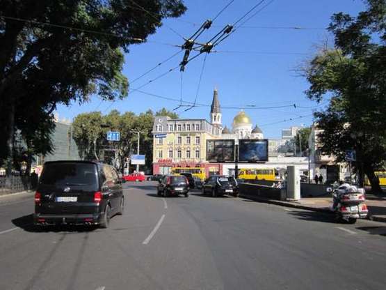 Фото рекламної площини за адресою Привокзальная площадь / ул. Пантелеймоновская (возле "Макдональдз" ((скролл ліва))
