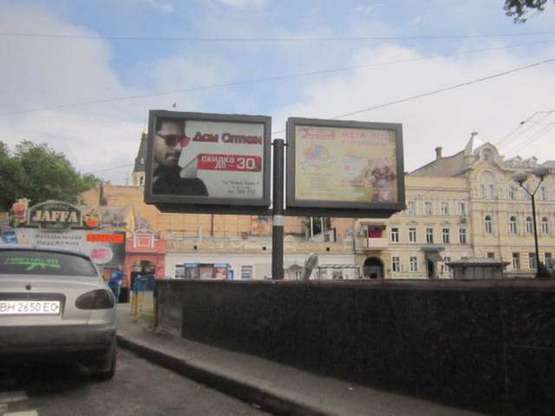 Фото рекламной плоскости по адресу Привокзальная площадь / ул. Пантелеймоновская (возле "Макдональдз") (скролл права)