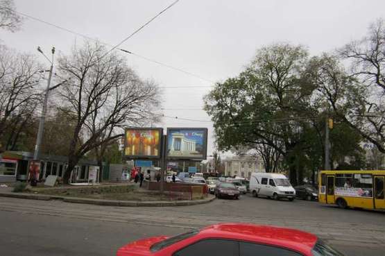 Фото рекламної площини за адресою Привокзальная площадь / ул. Пантелеймоновская (возле "Макдональдз") (скролл статический ліва)