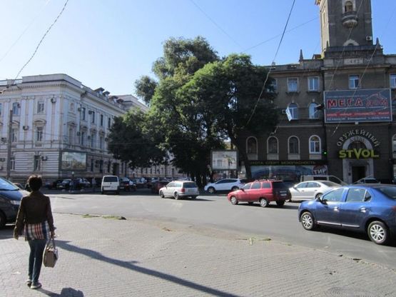 Фото рекламной плоскости по адресу ул. Ришельевская, 73 - пер. Привокзальный  (оружейный дом)
