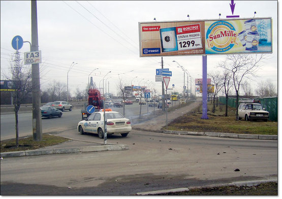 Фото рекламной плоскости по адресу пр.Московский,26 направление на Московский мост  дальше от  дороги (призма)