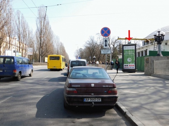 Фото рекламной плоскости по адресу Шевченка Тараса бульв., возле ст.м.Университет, со стороны бульв.Т.Шевченка, в центр