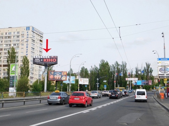 Фото рекламной плоскости по адресу Чоколовский б-р 40, пересечение с ул.Ушинского, со стороны ул.Индустриальной