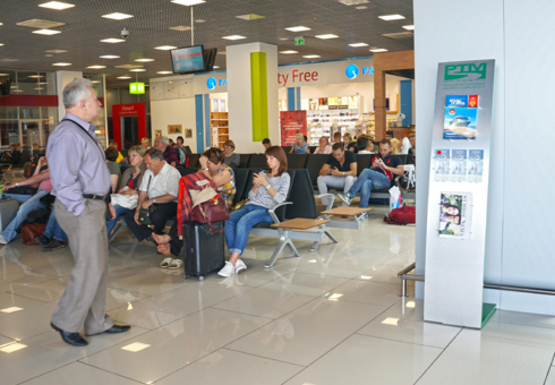 Фото рекламной плоскости по адресу Зал ожидания вылетов, Гейты, 2 этаж (Терминал А)