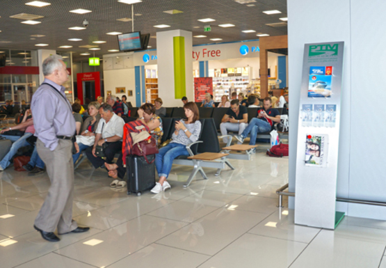 Фото рекламной плоскости по адресу Зал ожидания вылетов, Гейты, 2 этаж (Терминал А)