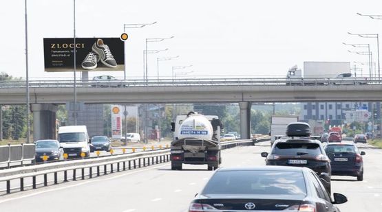 Фото рекламної площини за адресою Столичное шоссе, выезд на Заболотного Ак. ул., возле газовой заправки, из Киева