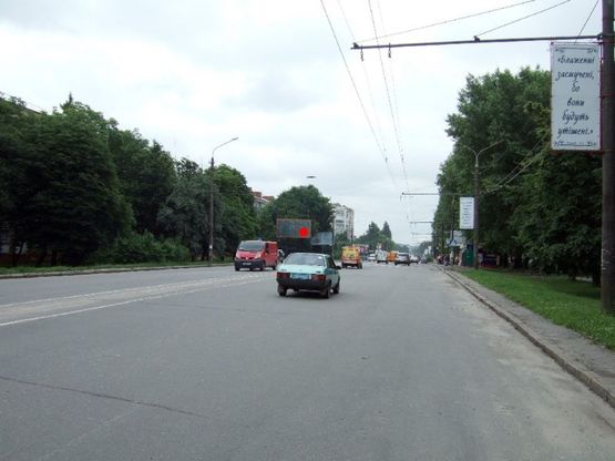 Фото рекламної площини за адресою проспект Миру, 71/3. неподалік: зупинка, магазини сантехніки, продуктові, меблеві і т.і. (від центру)