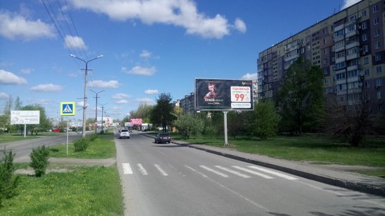 Фото рекламної площини за адресою Кондратюка Юрия ул. (ул. Коммунаровская), 11, в направлении Заводской набережной (с/м АТБ, Billa, Приватбанк)