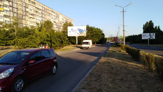 Фото рекламної площини за адресою Кондратюка Юрия ул. (ул. Коммунаровская), 11, в направлении ул. Бр. Трофимовых (с/м АТБ, Billa, Приватбанк)