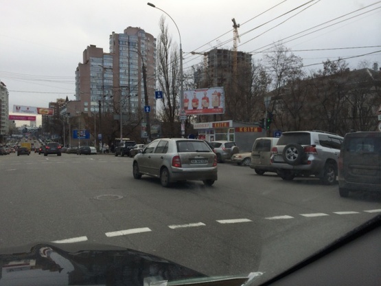 Фото рекламной плоскости по адресу Ул.Горького (Антоновича)/ул.Тельмана (Владимирский рынок к ТЦ Окееан Плаза)призма 2