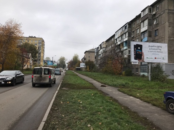 Фото рекламної площини за адресою Строителей ул., 22 А (ОщадБанк, СТО "Пилот Rasing", "МиниМаркет"), в направлении "Южмаша"