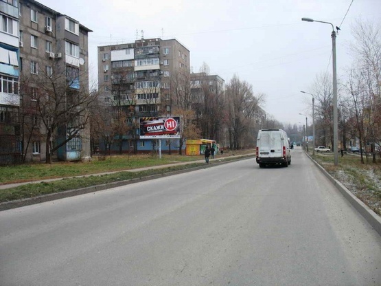 Фото рекламной плоскости по адресу Строителей ул., 22-Б  (ОщадБанк, СТО "Пилот Rasing", "МиниМаркет"), в направлении  ул.Героев Сталинграда