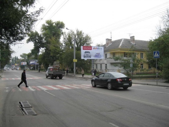Фото рекламної площини за адресою Калиновая ул., 19, (перекресток), маркет "АТБ", "Калиновый", косметология "Медсервис", в направл. просп. газеты "Правда"