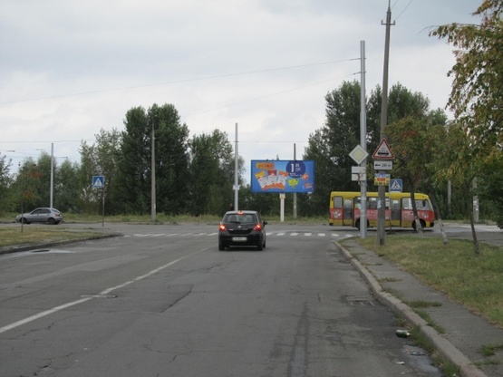 Фото рекламной плоскости по адресу Бальзака О. ул. - ул. Милославская, (ТЦ "Квадрат", АЗС "ОККО", ТРЦ "Милославский Ряд") , в направ. из города