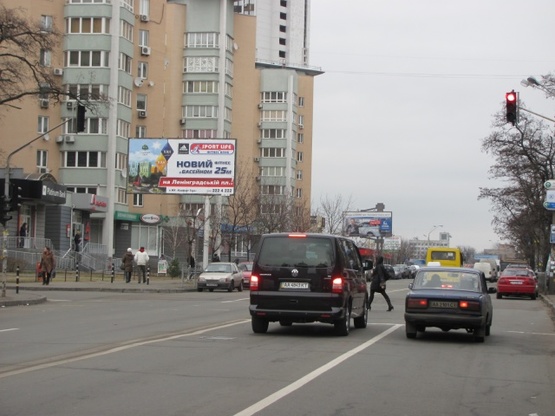 Фото рекламной плоскости по адресу Окипной Р. ул., 4а ("Альфа Банк", "Universal Bank", супер-маркет "Архимед", отель "Турист", в направлении Броварского просп.)