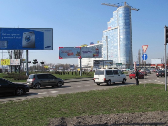 Фото рекламной плоскости по адресу Харьковская пл. (ст. м.  Бориспольская, АЗС "БРОМ", "Авиаком", Київміськнафтопродукт, "Райффайзен Банк")въезд в город