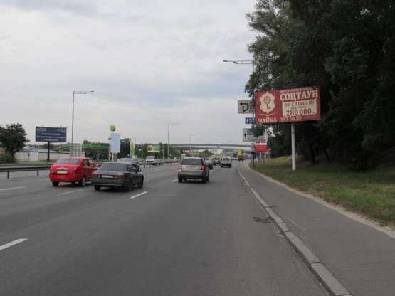 Фото рекламной плоскости по адресу Надднепрянское шоссе, возле Выдубецкого монастыря, "Монастырская трапезная", АЗС "WOG", в нправл. Столичного шоссе