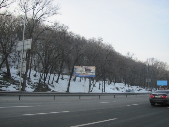 Фото рекламної площини за адресою Надднепрянское шоссе, возле Выдубецкого монастыря, "Монастырская трапезная", АЗС "WOG", в нправл. Набережного шоссе