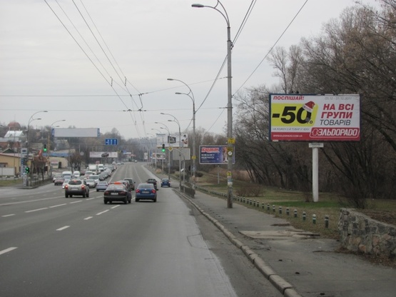 Фото рекламної площини за адресою Лобановского Валерия просп. (Краснозвездный просп.), 130 (АЗС "УкрНафта", автомагазан АТЛ, салон "Панські примхи", Совские пруды), в направ. Севастопольской пл.