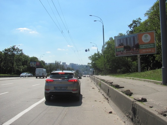 Фото рекламної площини за адресою Дружбы Народов бул., 11, (Медичний Центр "Столиця", УкрСибБанк, Новая почта №45), в направ. Московской пл.