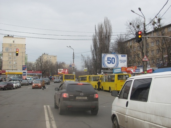 Фото рекламной плоскости по адресу Юры Гната ул., 9, (ТЦ "Квадрат", ТЦ "Дитяча країна", кинотеатр "Лейпциг", Ельдорадо, БЦ "Жизнь и Право", "Сильпо", "Велика кишеня"), направ. прос. Победы, призма