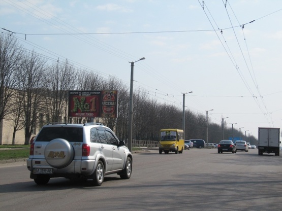 Фото рекламной плоскости по адресу Университетский просп., 8 (Кировоградский Нац.-Техн. Университет, обласная больница, "Toyota-Центр"), в направл. прос. Правды