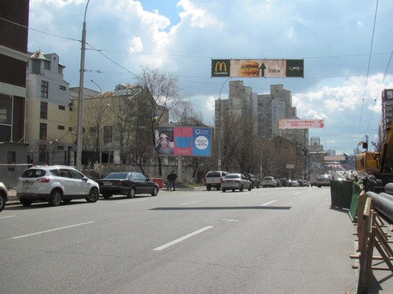 Фото рекламной плоскости по адресу Антоновича ул. (Горького), 151/153 ( 200м  до ст. м.  Лыбедской), супер-маркет "Фуршет", "Swedbank", Правекс Банк, в направлении бул. Дружбы Народов