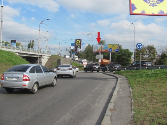 Фото рекламної площини за адресою Наднепрянское шоссе (50м. до моста им.Патона, АЗС "Авиас"), заезд на мост Патона