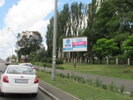 Фото рекламної площини за адресою Пр.Победы,34 (медуниверситет)- призма грань-1