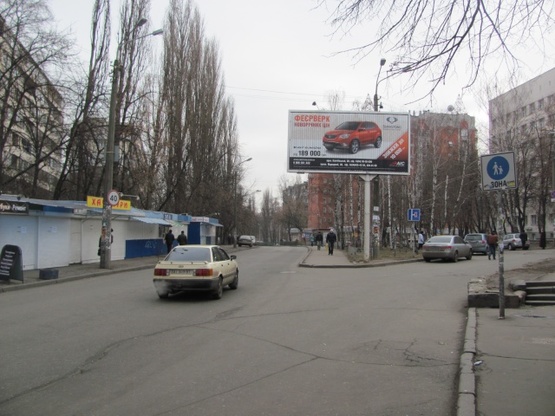 Фото рекламної площини за адресою Политехнический пер., 25/29, (100м.к ст. м. Политехнический ин-т, парк КПИ, НИИ таможенного дела), в направ. Ул. Борщаговской, призма