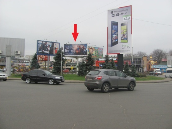 Фото рекламної площини за адресою Окипной Р. ул., 2 (ст. м.  Левобережная, сьезд с Окипной Р. ул. на ул. Е. Сверстюка (Расковой М. ул.), рядом Макдональдс) призма